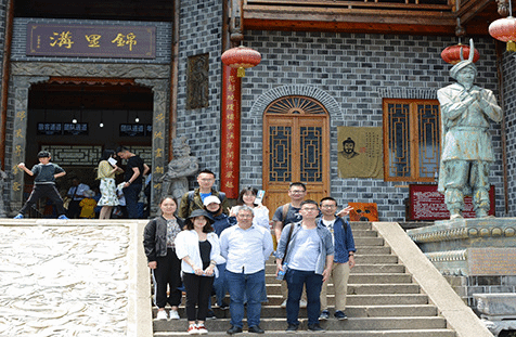 说明: E:\桂恒俊辅导员工作\宣传工作\【88看球apk
】萧洪恩教授率研究生前往锦里沟土苗文化风情区调研\请置于第一段之前.jpg